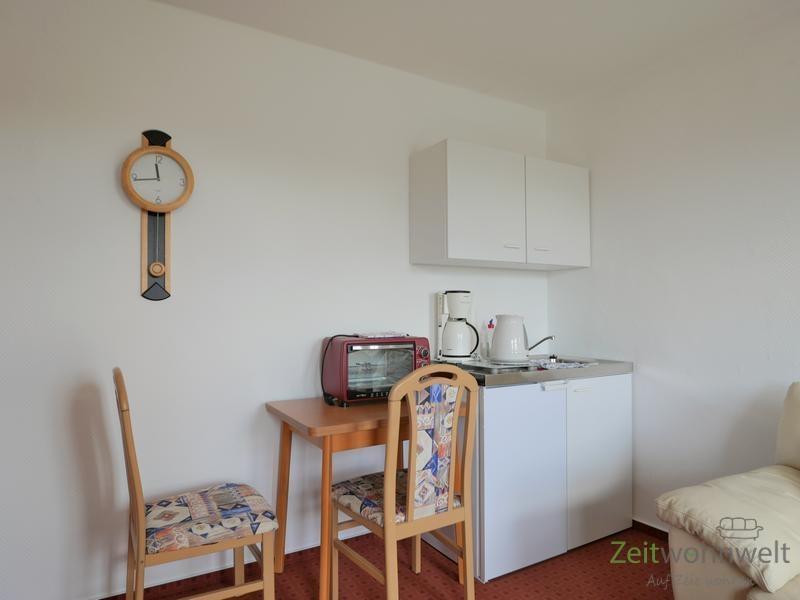 kleine Küche und Esstisch