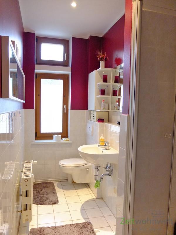 Dusche und Blick ins Bad