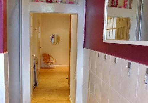 Dusche, Badblick zum Flur