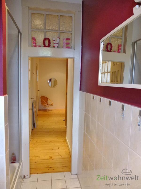 Dusche, Badblick zum Flur