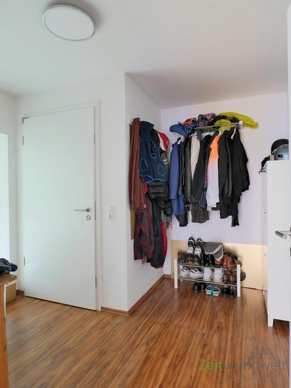 Treppenhaus und Garderobe am Flur