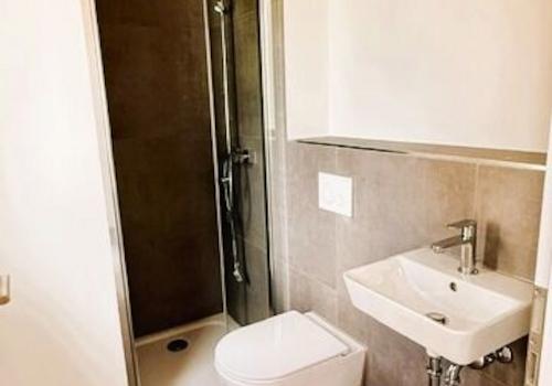 Gäste WC mit Dusche 