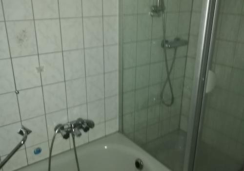 Wannenbad mit Dusche