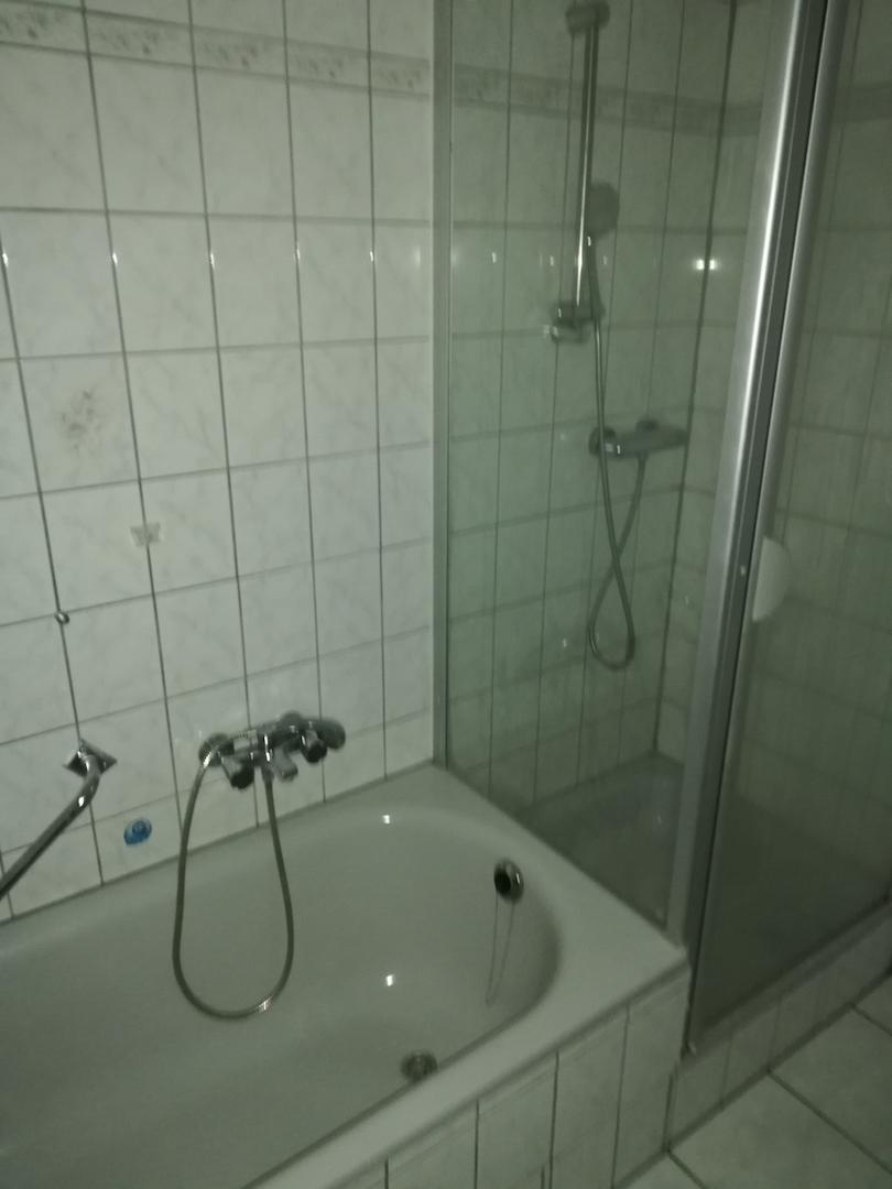 Wannenbad mit Dusche