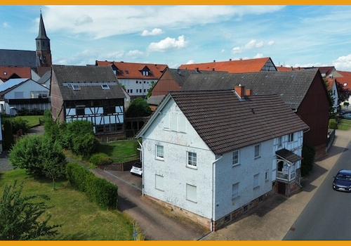 Seitenansicht m. Blick über das Umfeld