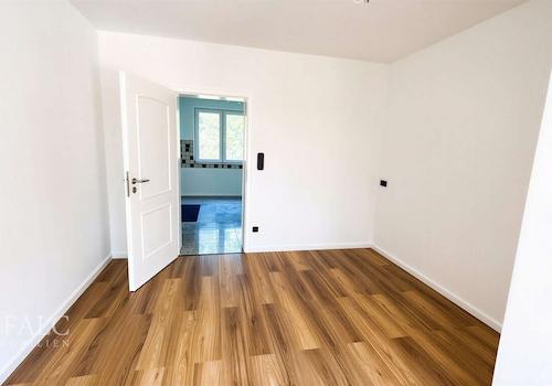 Wohnzimmer mit Blick in die Küche