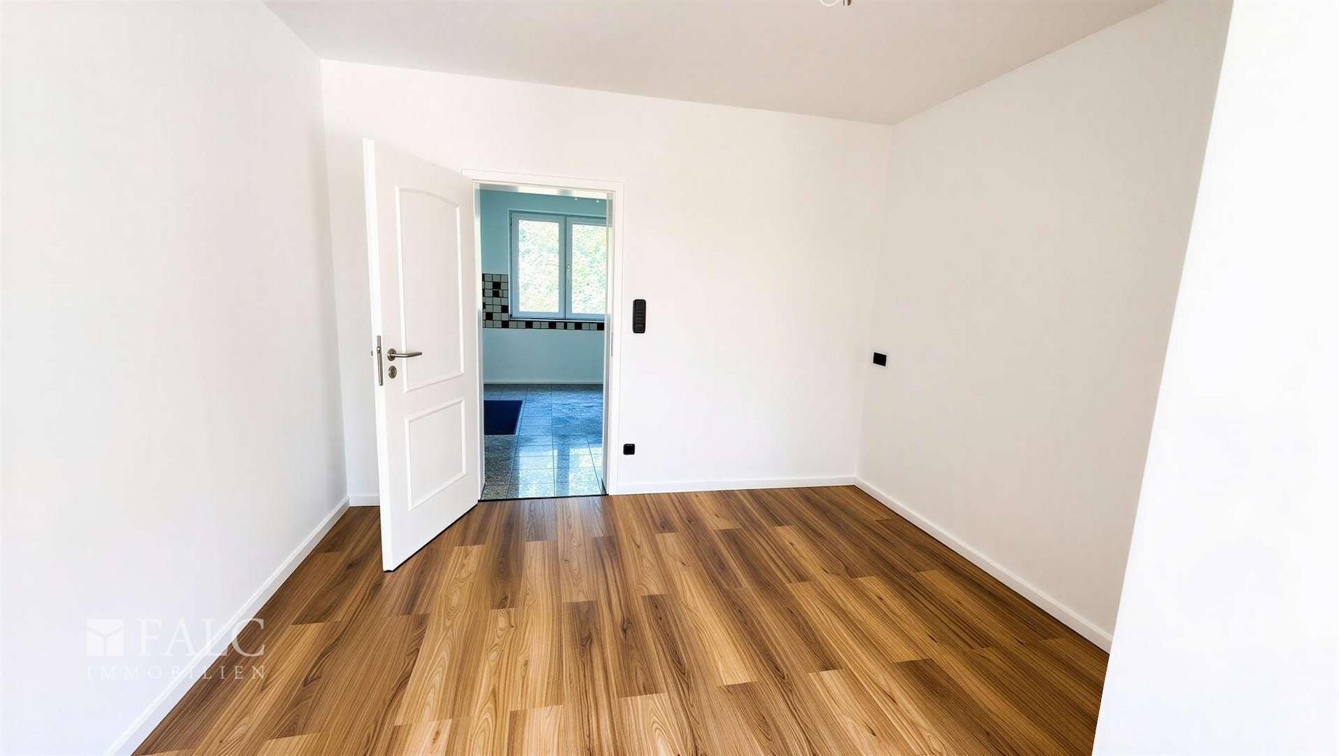 Wohnzimmer mit Blick in die Küche