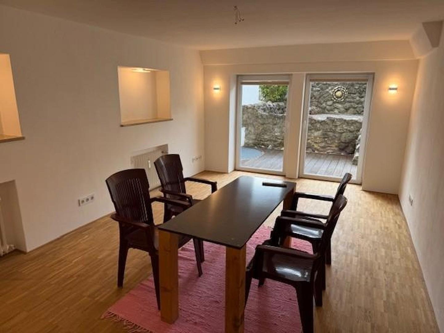großes Wohnzimmer mit Terrasse