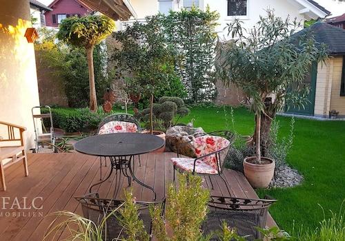 Mit Gartenhaus ...