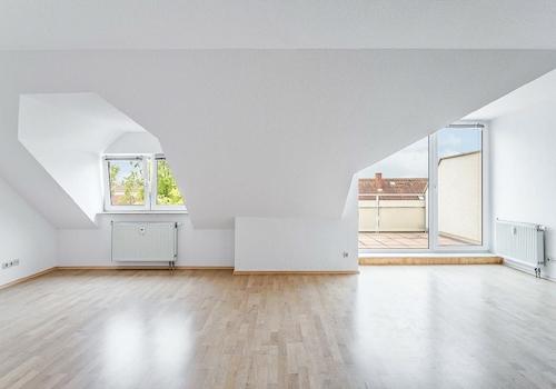 Wohnzimmer mit Balkon
