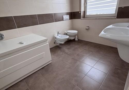 schönes Bad BW+Dusche+Bidet+WC
