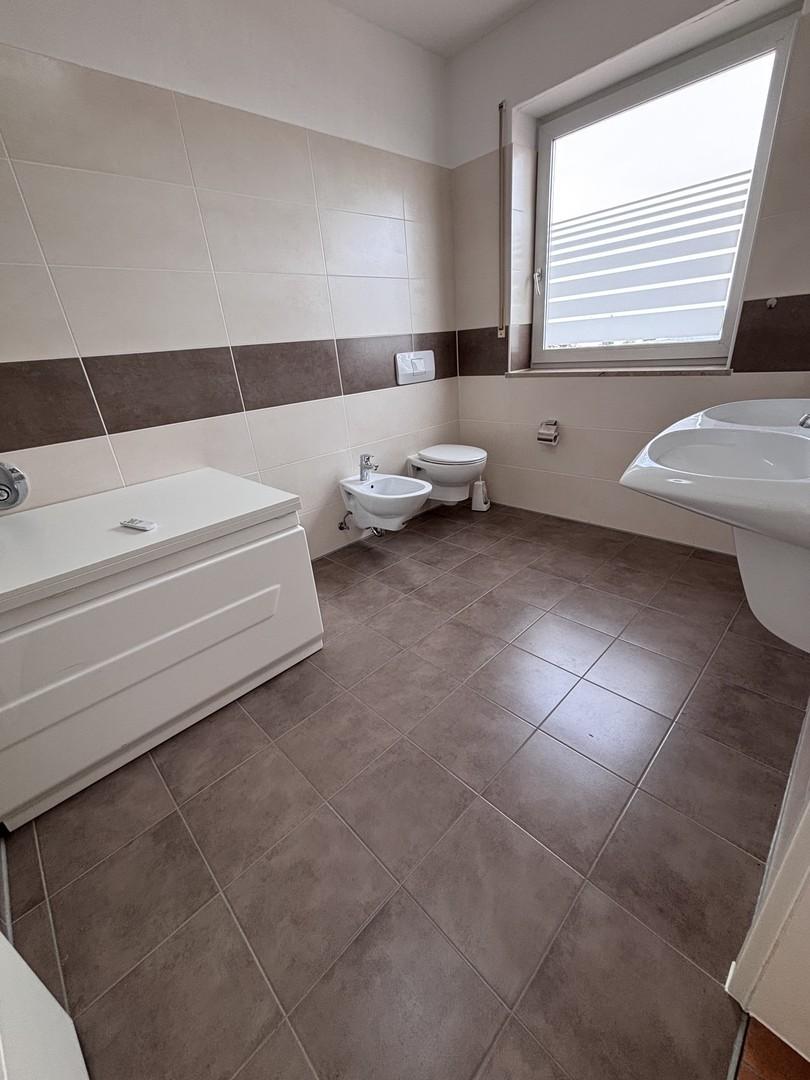 schönes Bad BW+Dusche+Bidet+WC
