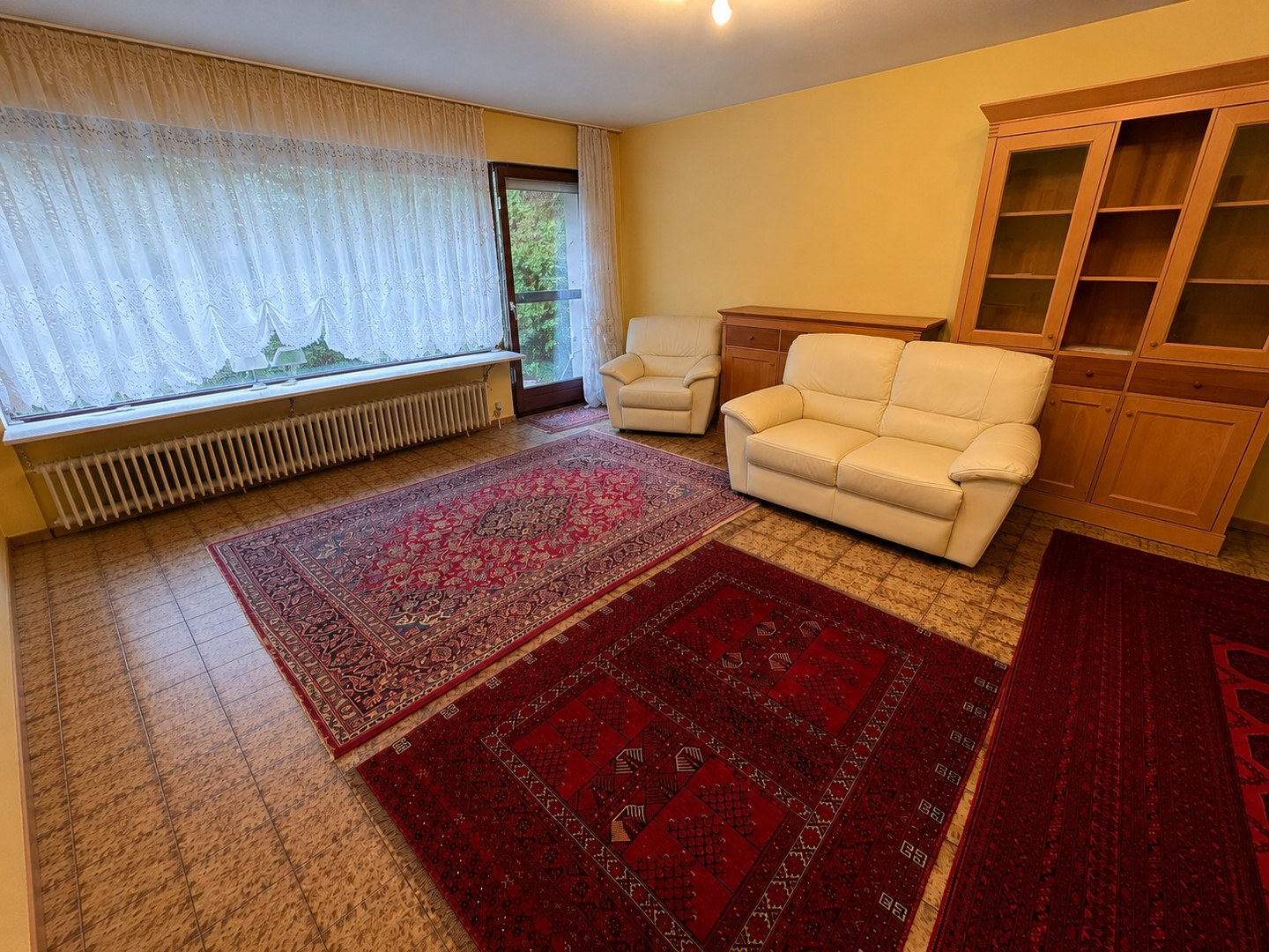 Wohnzimmer mit großem Fenster