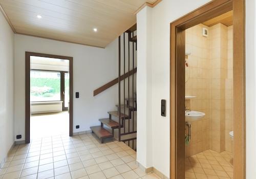 ...mit Blickrichtung Wohnzimmer und Gäste-WC