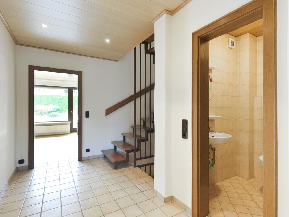 ...mit Blickrichtung Wohnzimmer und Gäste-WC