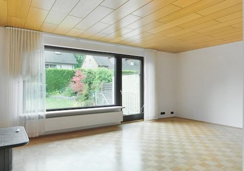 Wohnzimmer mit Panoramablick in den Garten