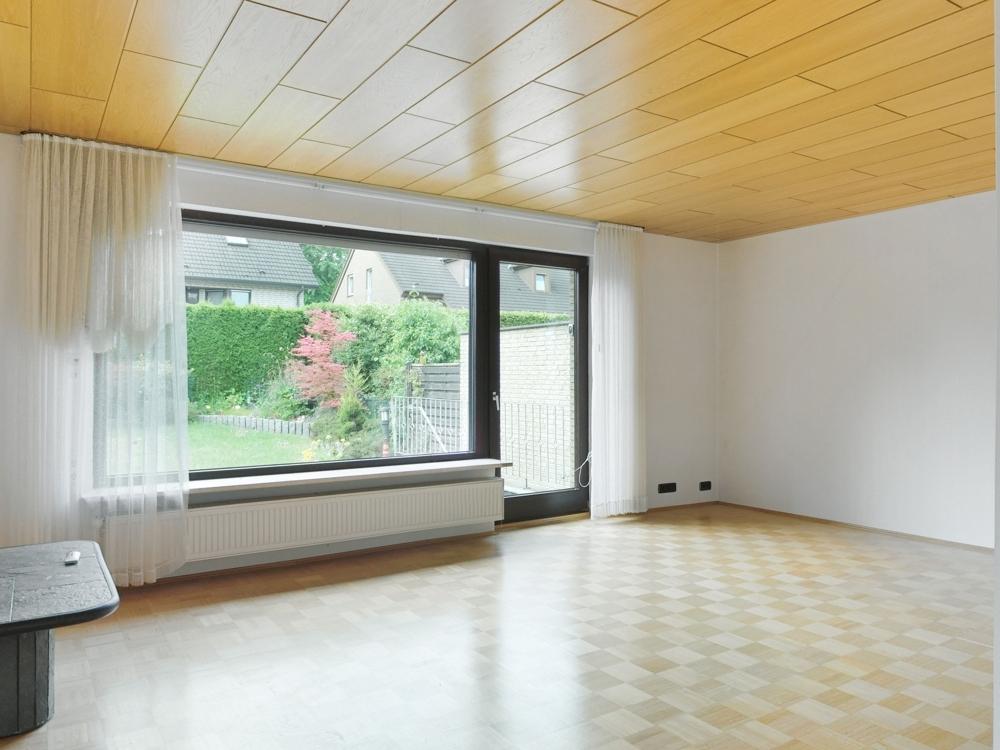 Wohnzimmer mit Panoramablick in den Garten