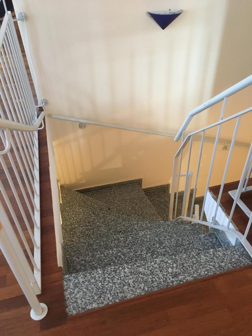 Treppe ins Obergeschos WZ Kü 