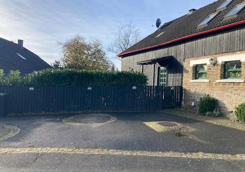 Parkplatz und Eingang 47a