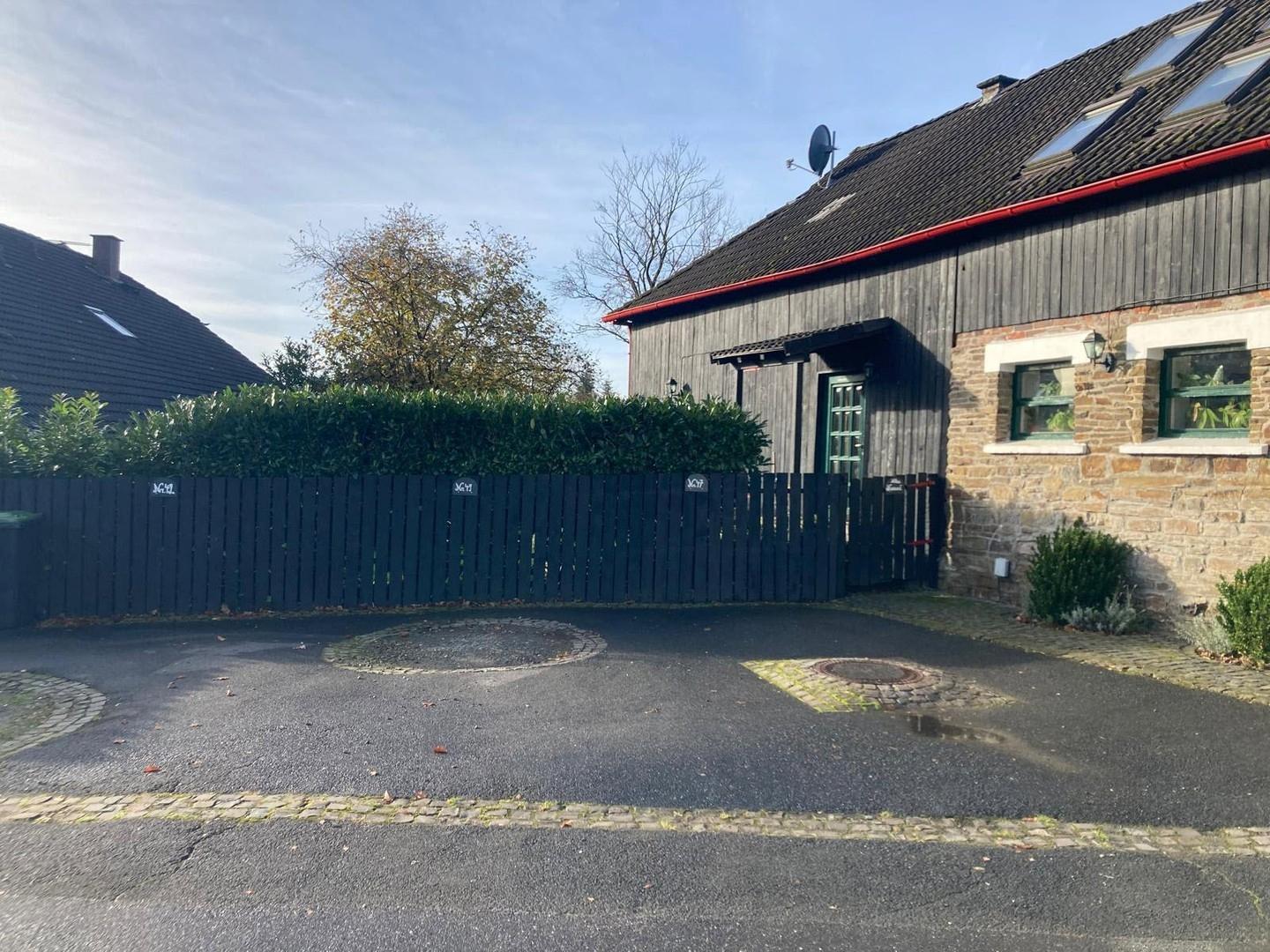 Parkplatz und Eingang 47a