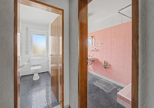 Badezimmer und Toilette