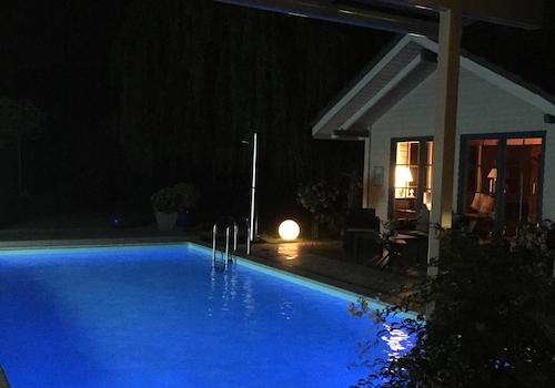 Pool/Gästehaus dunkel