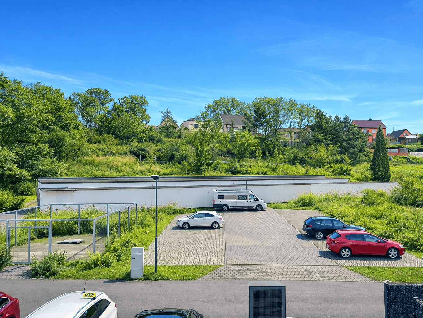 Ruhiger Blick auf die Rückseite des Hauses