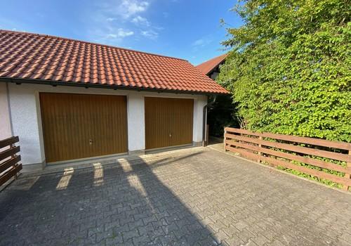 Garage mit Stellplatz (rechts)