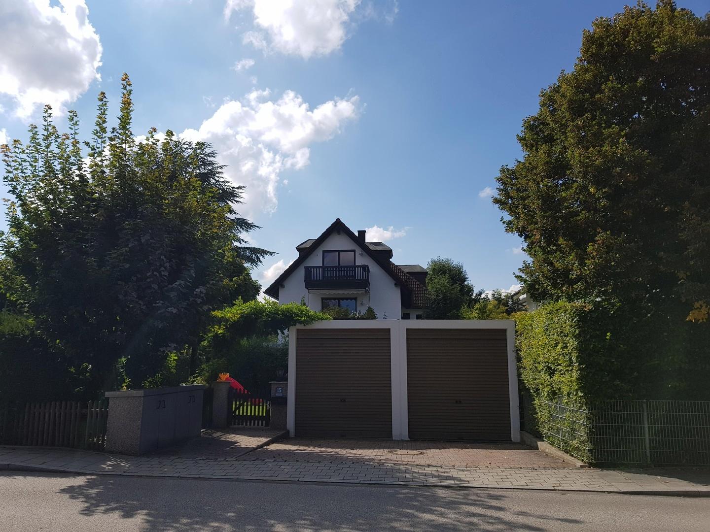 Garagen vor dem Haus