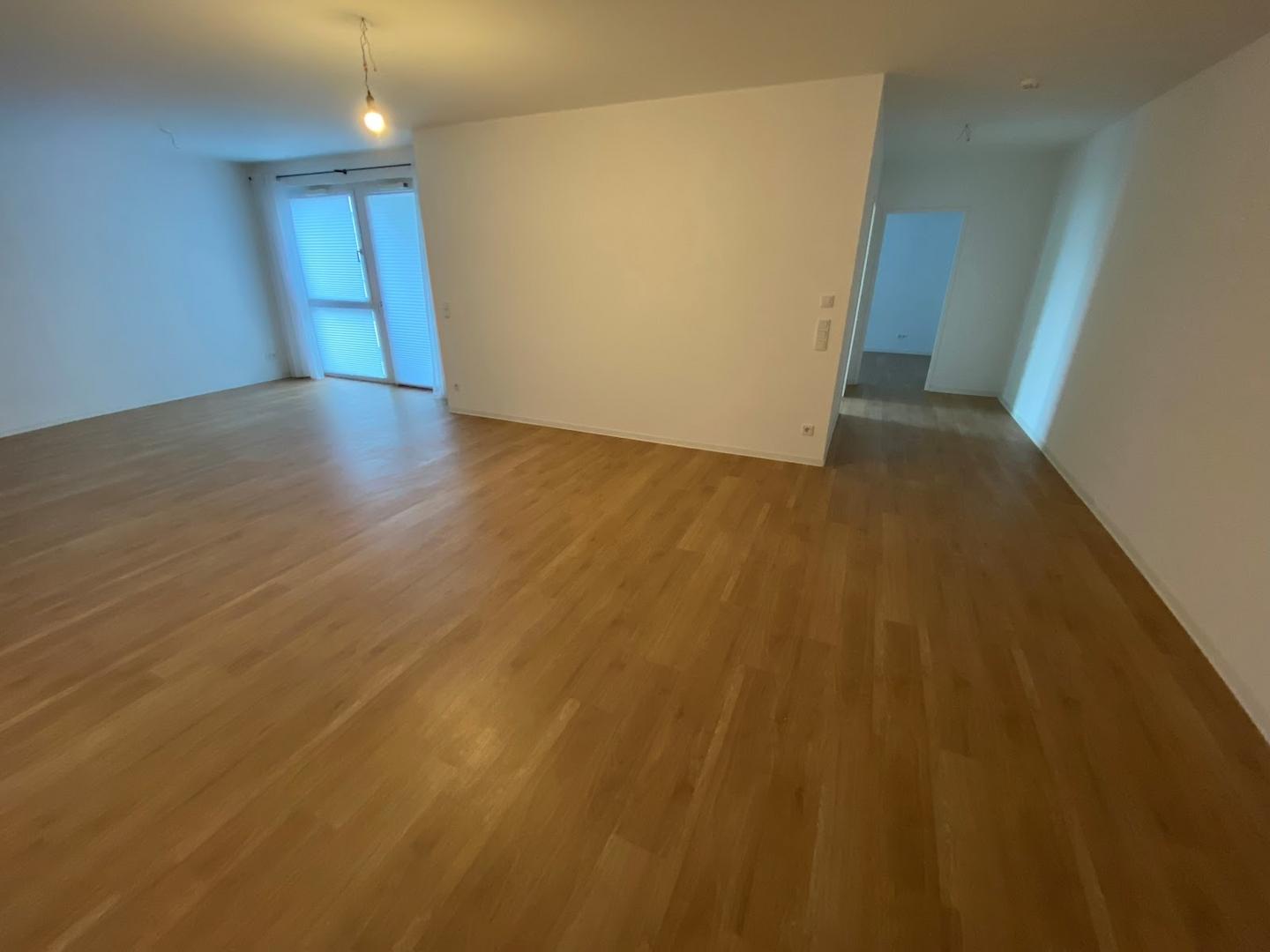 Wohnzimmer mit Balkonzugang