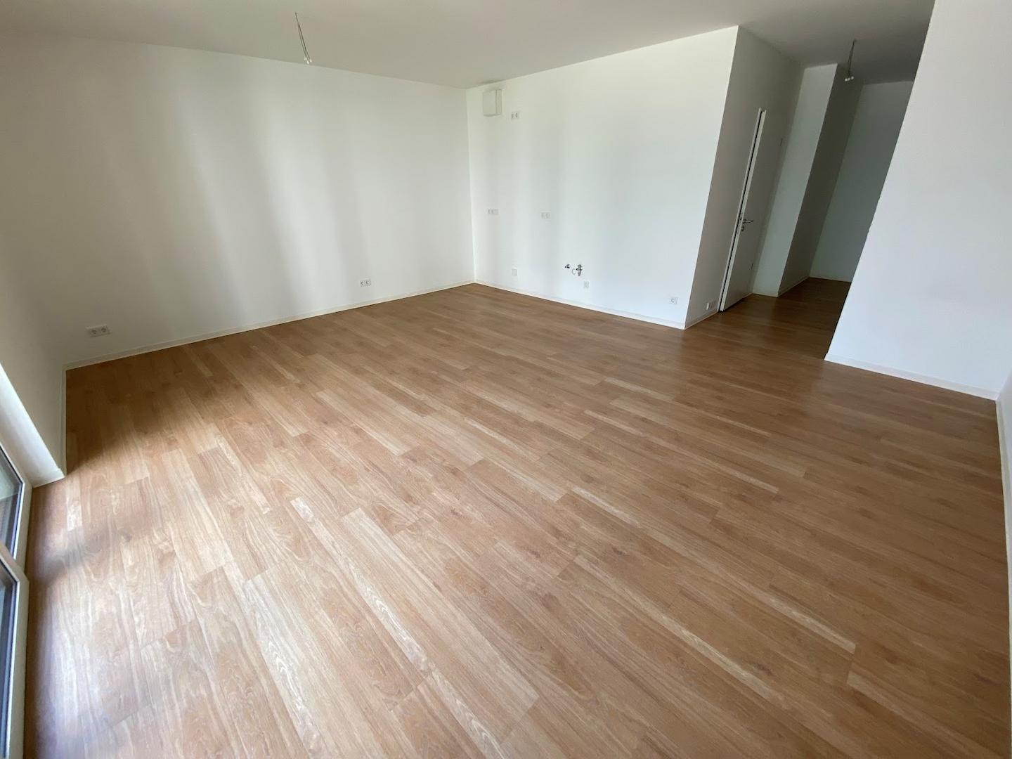 Raum 1 mit offenem Küchenbereich