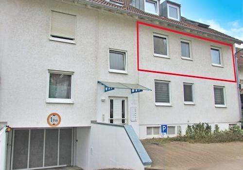 Vorderansicht mit Tiefgarageneinfahrt