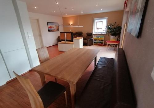 Essbereich und Wohnzimmer