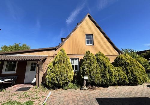 Einfamilien-Doppelhaushälfte mit Anbau und Terrasse
