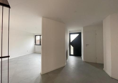 Blick in Flur und offene Küche