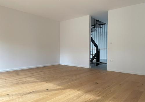 Blick vom Wohnzimmer zum Flur