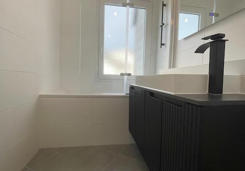 Badewanne mit Dusche Bad 1. OG