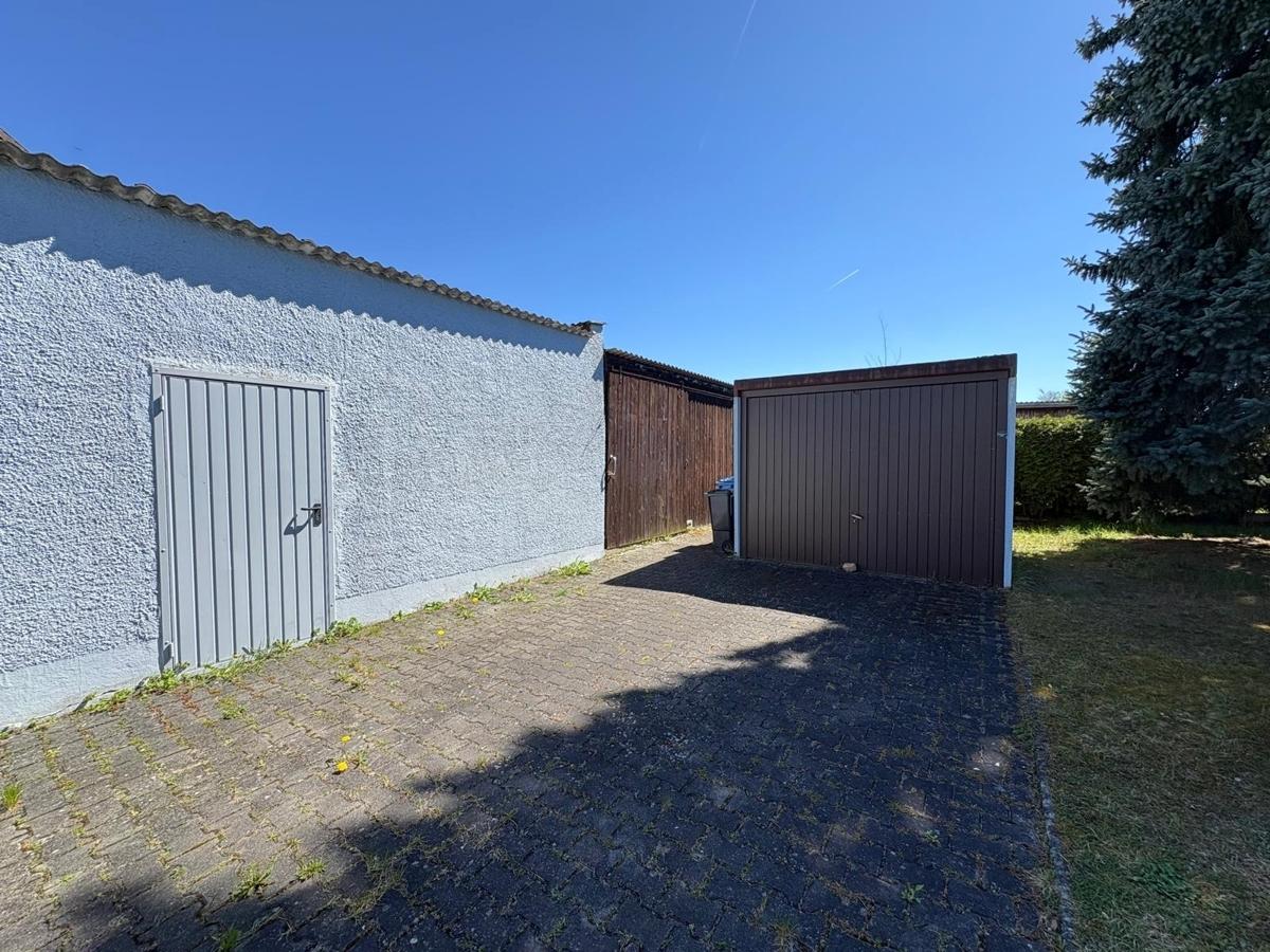 Einfahrt Garage