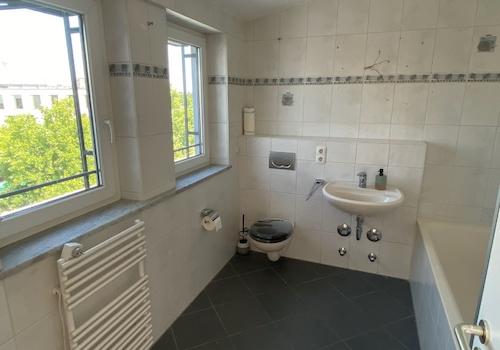 Wannen-:Duschbad mit Fenster