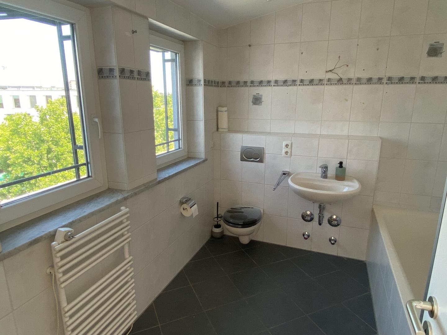 Wannen-:Duschbad mit Fenster