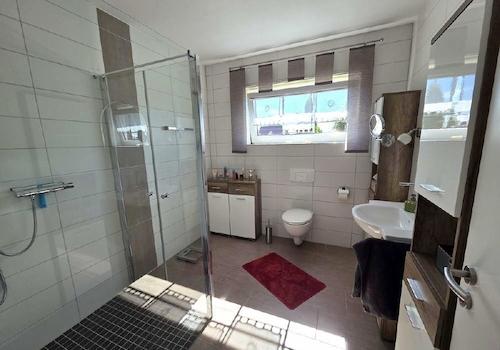 Badezimmer im Erdgeschoss