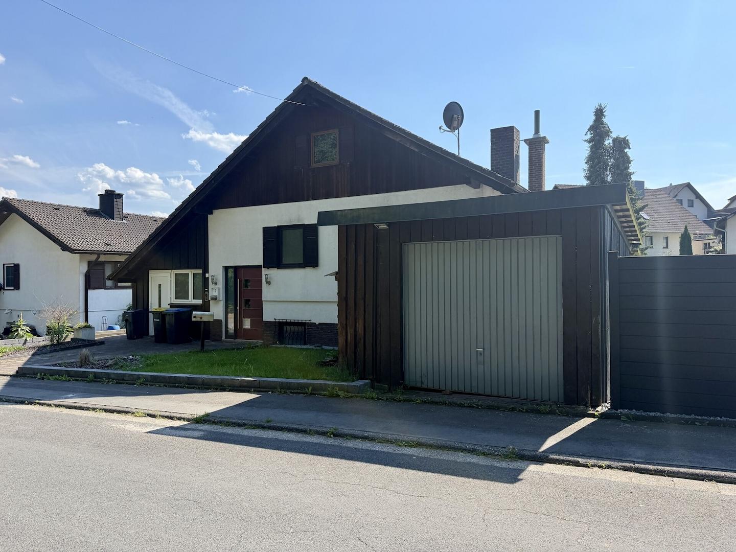 Ansicht mit Garage