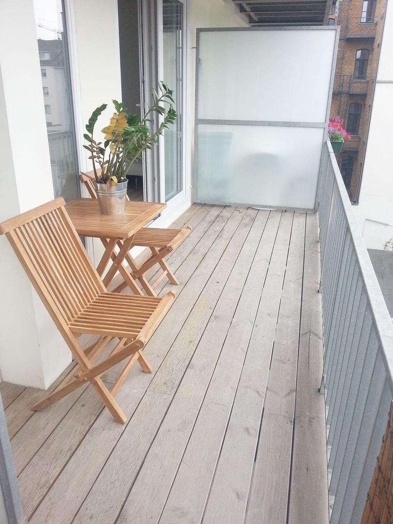 großer Balkon ...