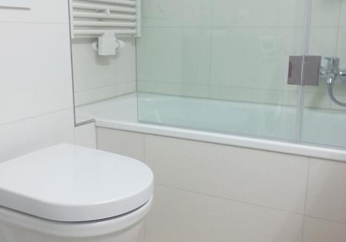 zeitloses Wannen-/Duschbad