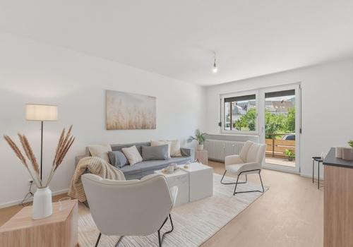 Helles Wohnzimmer mit Balkon