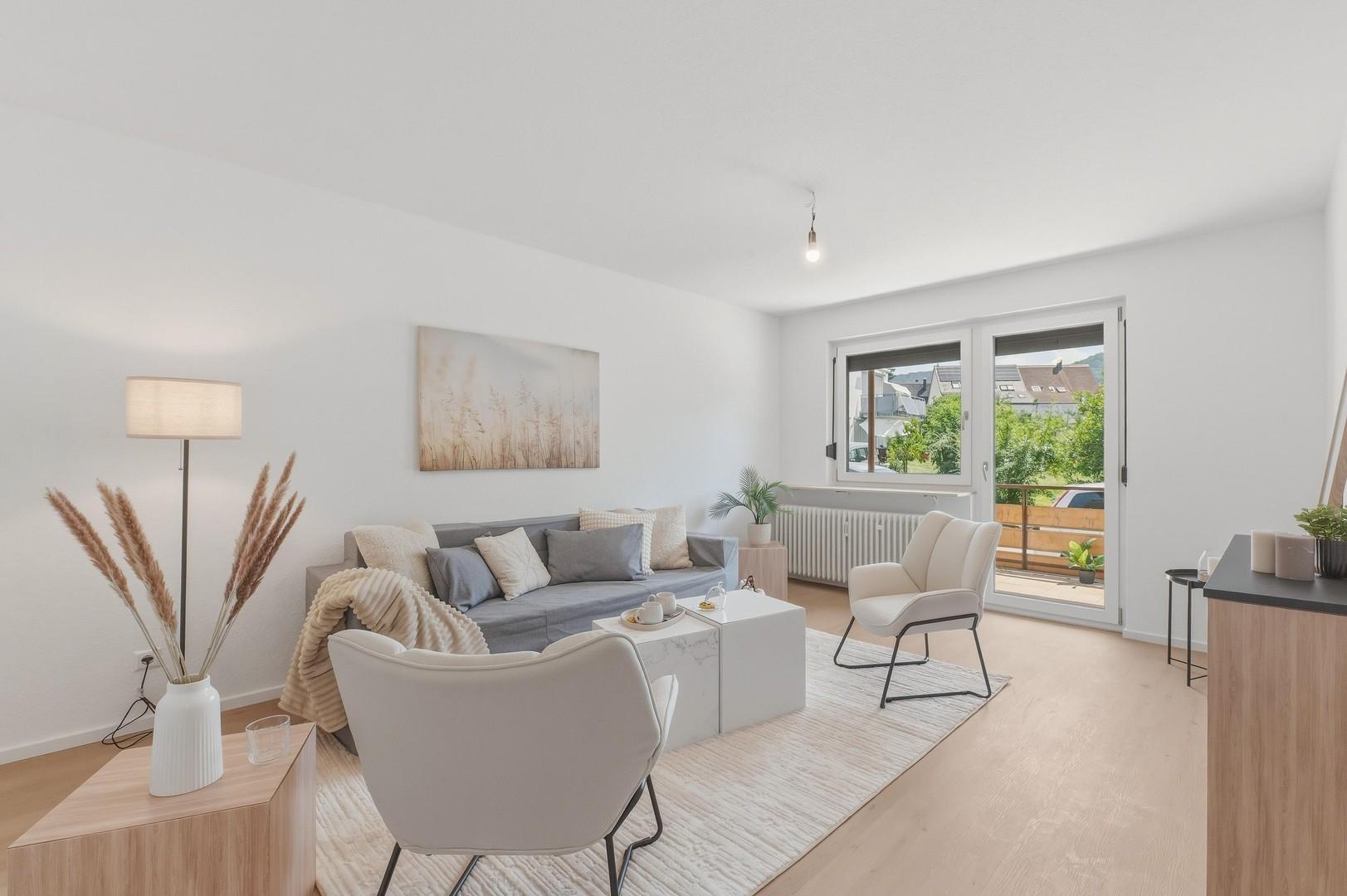 Helles Wohnzimmer mit Balkon