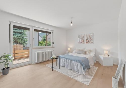 Helles Schlafzimmer mit Balkon