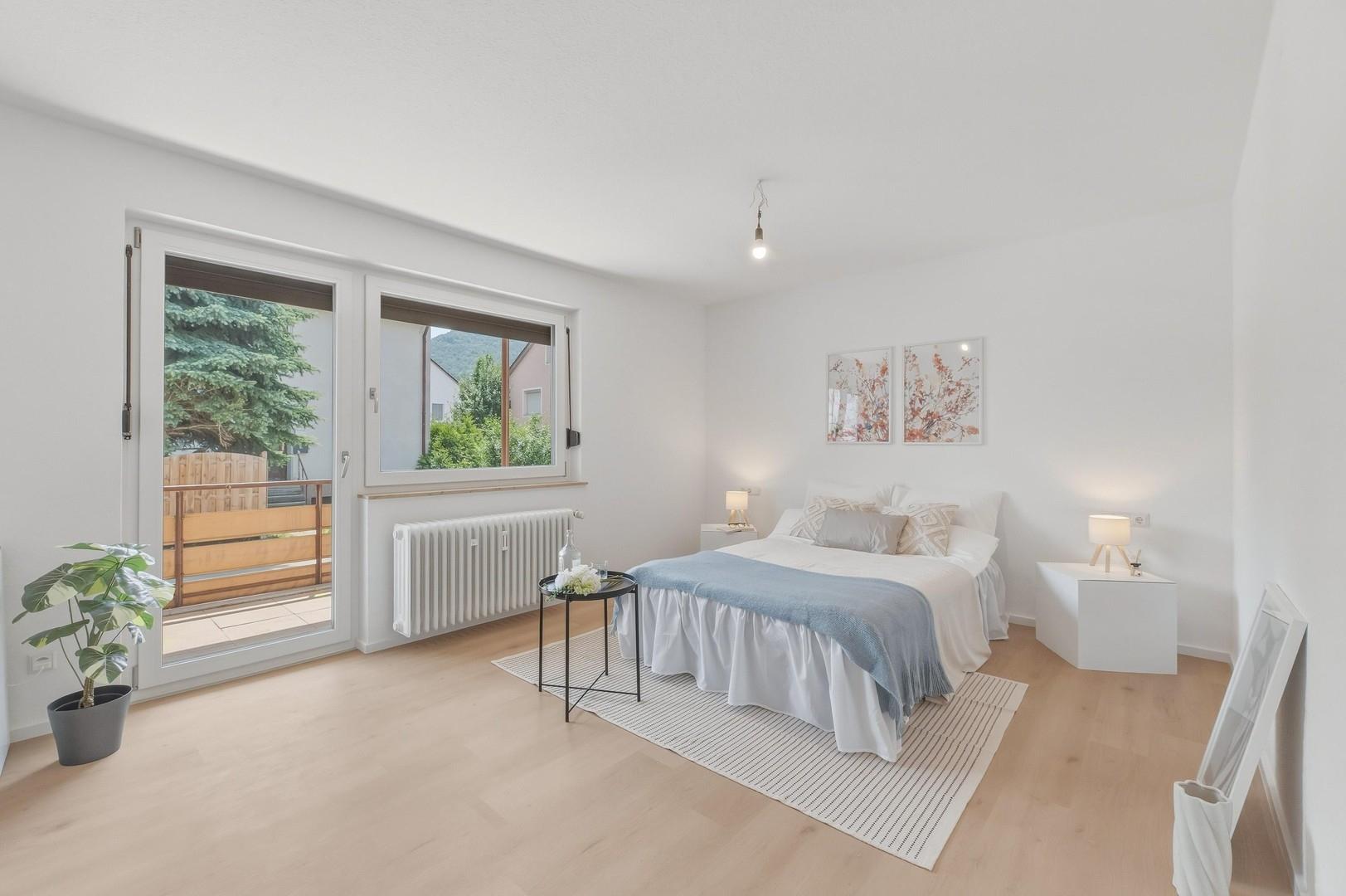 Helles Schlafzimmer mit Balkon