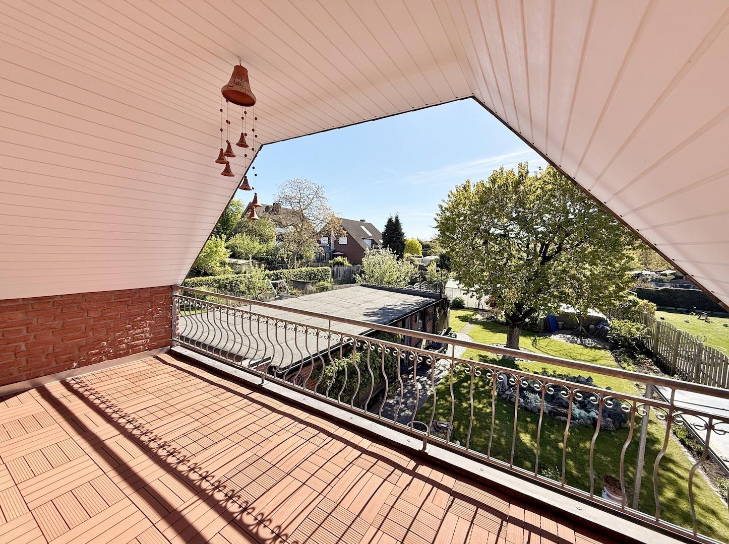 rückwärtiges Haus / OG / große Loggia