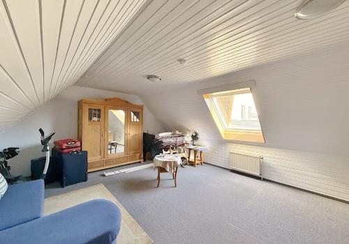 rückwärtiges Haus / OG / geräumiges Zimmer